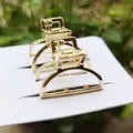 Set van drie mini gouden metalen haarklemmen voor pony op een witte kaart - 2.5cm / Halfronde Klem / Helder Goud