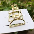 Set van drie minimalistische goudkleurige metalen mini haarklemmen op witte kaart met tuindecor - 2.5cm / Halfronde Klem met Kettingtextuur / Mat Goud