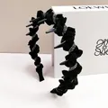 Elegante cerchietto nero plissettato con punte in stile punk e strass brillanti sulla fascia - Stile Punte Strass Plissettato