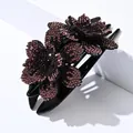 Pinza de pelo negra grande con tres elegantes flores de diamantes morados - Flor de Bauhinia (0415-1) / Diamante Púrpura