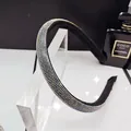 Cerchietto imbottito di lusso con strass AB colorati su base in tessuto nero elegante - Strass AB Fantasia