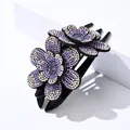 Pinza grande para el cabello con tres flores de diamantes morados y base negra - Borde Redondo Doble Flor (0415-1) / Diamante Púrpura