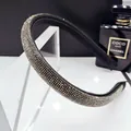 Elegante cerchietto nero con strass argentati densi per una finitura scintillante - Strass Grigio Trasparente