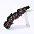 Détail de la pince à cheveux banane noire ornée de strass violets sur support blanc - Strass Violet Foncé