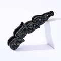Détail des strass ondulés sur la grande pince banane noire pour cheveux de qualité - Strass Gris Transparent