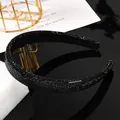 Elegante diadema ancha con cristales negros brillantes y forro interior suave - Diamante de imitación negro
