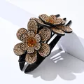 Elegante pinza para el cabello negra con tres flores de strass champán y piedras naranjas - Borde Redondo Doble Flor (0415-1) / Diamante Champaña