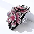 Pinza para el pelo con flores de diamantes rosados y base negra para peinados de mujer - Borde Redondo Doble Flor (0415-1) / Rosa