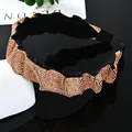 Diadema lujosa de cristales en oro rosa con diseño plisado ondulado sobre tela negra - Estilo Strass Champaña Fruncido