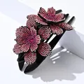 Pinza para el pelo negra con tres flores de strass rosa y cristales rosa oscuro brillantes - Flor de Bauhinia (0415-1) / Rosa