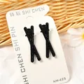 Par de pinzas negras en forma de X con pedrería brillante en tarjeta de exhibición - Estilo Cruzado (NM-425) / Juego de 2 Piezas / Negro