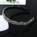 Diadema ancha de lujo con cristales brillantes sobre una elegante base negra clásica - Estilo Vidrio Gris Transparente Fruncido