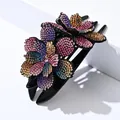 Pinza para el cabello con flores de pedrería de colores sobre base negra para mujer - Flor de Bauhinia (0415-1) / Circonita de Colores