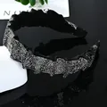 Detalle de la diadema negra fruncida con pedrería plateada sobre superficie reflectante - Estilo Ancho Strass Gris Mineral
