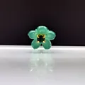 Mini pinza de pelo floral con pétalos de resina verde translúcida y un brillante estrás - Verde Con Strass