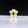Mini pinza de pelo de flor blanca con gema verde central y engaste dorado - Blanco Sólido Con Strass