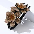 Pinza de pelo negra grande con diseño floral de diamantes naranja y champán brillante - Flor de Bauhinia (0415-1) / Diamante Champaña