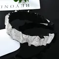 Diadema ancha de lujo con cristales plateados sobre base de tela negra plisada - Estilo Ancho Strass Blanco