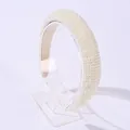 Gevoerde haarband met micro-pave kunstparels in een elegante crèmewitte kleur - Volledig Parelgeplaveide Stijl / Wit