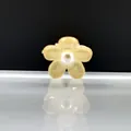 Mini pinza de pelo flor en resina ámbar con perla blanca y pétalos translúcidos - Amarillo Crema Con Perla