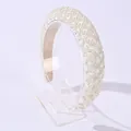 Minimalistische witte gewatteerde haarband met imitatieparels en ruitvormig patroon - Ruitraster Parel Stijl / Wit