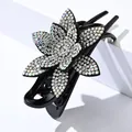 Elegante pinza para el cabello de flor negra con diamantes de imitación brillantes - Estrás Blanco (3 Estrás Completo 6 Pétalos Puntiagudo)