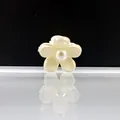 Mini pinza de pelo de flor crema con perla central y elegante efecto de reflejo - Blanco Sólido Con Perla