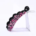 Barrette banane noire élégante ornée de strass roses scintillants au design ondulé - Petit Bord Ondulé / Rose