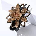 Pinza para cabello con flores de cristal champán con base negra en soporte blanco - Estrás Champaña (15 Estrás Completo 6 Pétalos Hueco)