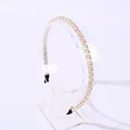 Diadema fina de cristal con marco dorado y extremos negros para un ajuste cómodo - Blanco y Champaña
