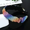 Diadema ancha de lujo decorada con brillantes de colores arcoíris sobre base de tela negra - Estilo Ancho Strass Multicolor Fruncido
