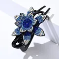 Pinza para el pelo con flor de diamantes azules degradados y base negra antideslizante - Estrás Azul AB (2 Estrás Completo 6 Pétalos Puntiagudo)