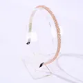 Elegante cerchietto sottile con perline di cristallo rosa chiaro su supporto in acrilico - Rosa+Champagne