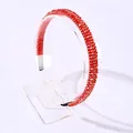 Diadema barroca con cristales rojos y detalles dorados sobre un soporte acrílico - Rojo