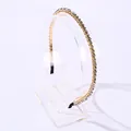 Elegante gouden metalen haarband met grijsbruine kristallen kralen op een displaystandaard - 0.6 Kristallen Ketting Haarrand / Grijs