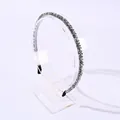 Diadema fina y elegante con cristales gris humo y extremos de tela confortables - Gris