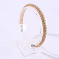 Champagnekleurige kristallen hoofdband in goudlook op acryl presentatiestandaard - Champagne