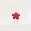 Pinza de pelo mate roja con forma de flor de cinco pétalos y un diseño compacto - Estilo Flor Mate / Rojo Mate