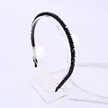 Elegante diadema fina con cuentas de cristal negro facetado sobre una montura negra - Negro