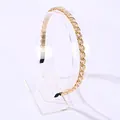 Elegante gouden dunne haarband met golvende kristallen strassteentjes en antislip tips - Kristallen Platte Ketting Stijl / Wit