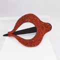 Pince à cheveux rouge élégante avec strass brillants sur un support blanc minimaliste - Pince à Cheveux en Forme de Cœur / Rouge