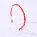 Elegante diadema con vibrantes cuentas de cristal rojo facetado en un marco delgado - Rojo