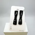 Elegantes pendientes de lazo negro con cristales facetados en tarjeta de soporte - Pinza Pico de Pato Lazo Cuadrado / Juego de 2 Piezas / Negro