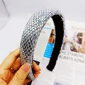 Serre-tête rembourré avec strass argentés scintillants sur un fond de journal élégant - Strass AB Carré