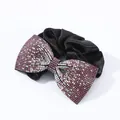Elegante elastico in raso nero con un grande fiocco ricoperto di strass viola brillanti - Viola