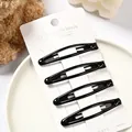 Detalle de cuatro pinzas para el cabello de metal negro brillante en tarjeta blanca - Pinza Pintura Negra 6cm / Paquete de 4 / Negro