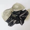 Elastico per capelli in raso nero con un grande fiocco scintillante in strass - Bianco
