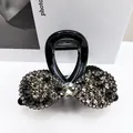 Dettaglio di pinza per capelli nera a fiocco con strass grigi e gemma centrale lucida - Strass Grigio (Fiocco con Diamante Grande Pinza Media)