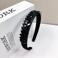 Primer plano de una diadema barroca negra con cuentas de cristal en forma de hoja - Negro