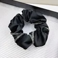 Elegante elastico per capelli in raso nero con rifiniture in strass argentati da donna - Stile con striscia di strass avvolta / Nero